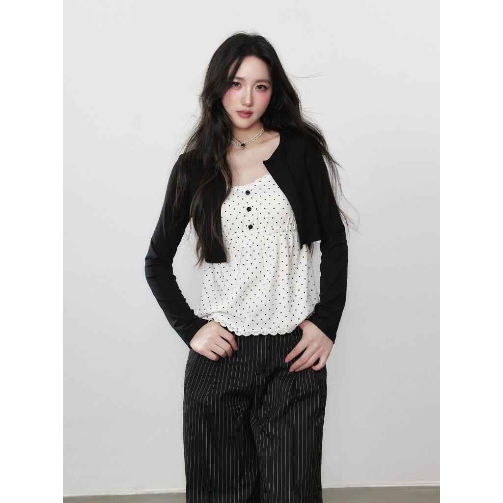 【Hàng giao ngay】Áo sơ mi phiên bản Hàn Quốc, cổ chữ V, slim-fit, màu trắng chấm bi dài tay phù hợp mùa thu