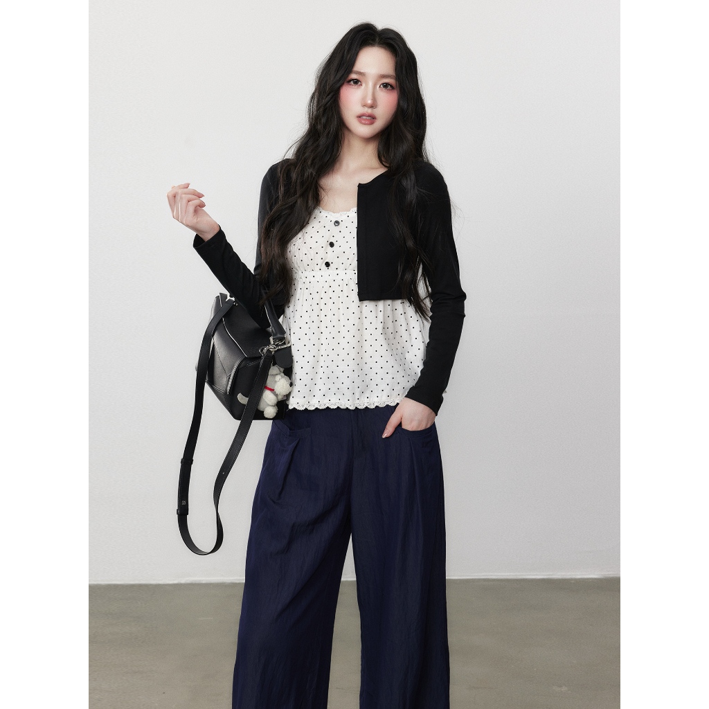 【Hàng giao ngay】Áo sơ mi phiên bản Hàn Quốc, cổ chữ V, slim-fit, màu trắng chấm bi dài tay phù hợp mùa thu