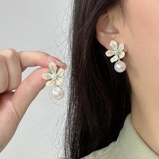 Bông tai ngọc trai màu sắc đa dạng, thiết kế sang trọng và thời trang