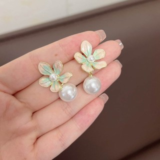 Bông tai ngọc trai màu sắc đa dạng, thiết kế sang trọng và thời trang