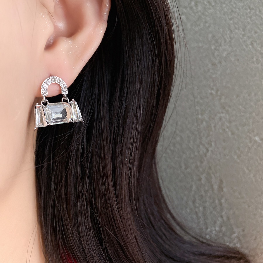 Bông tai mặt dây chuyền kim cương trên nền bạc, thiết kế tinh tế phù hợp với style thanh lịch