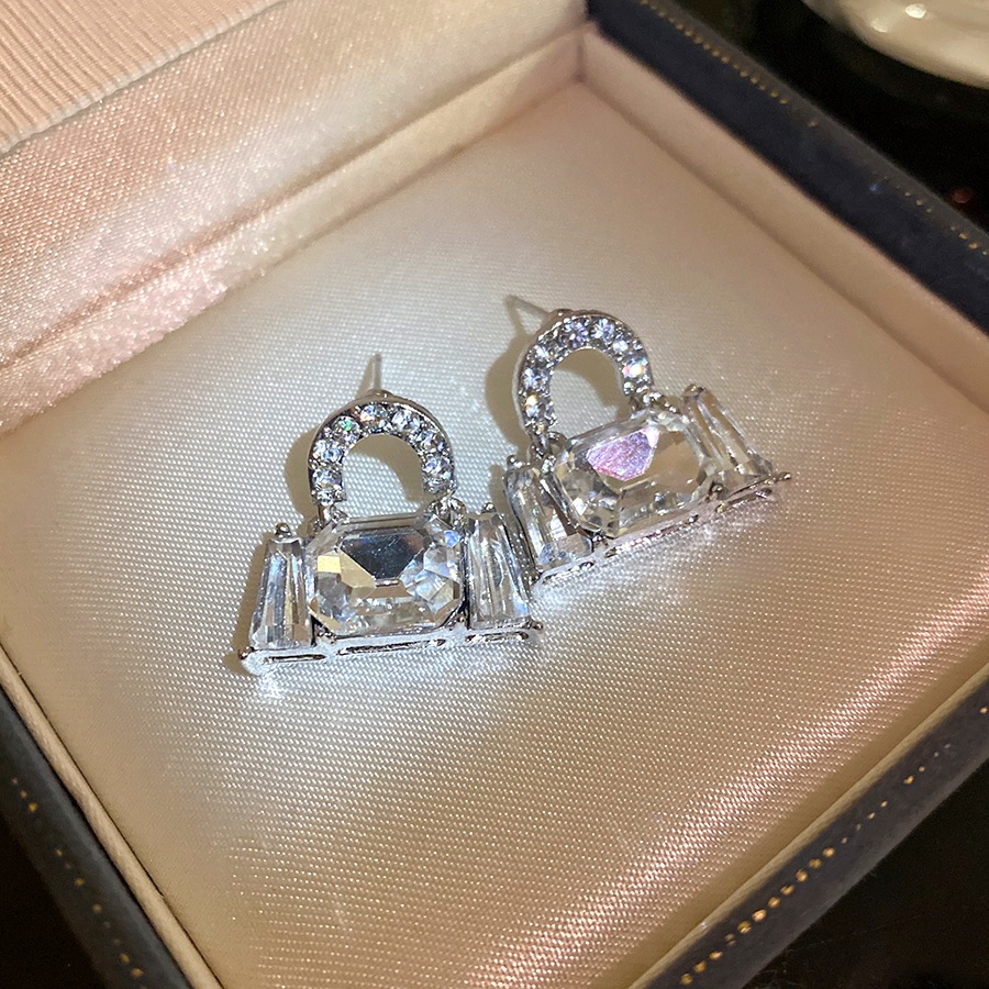 Bông tai mặt dây chuyền kim cương trên nền bạc, thiết kế tinh tế phù hợp với style thanh lịch