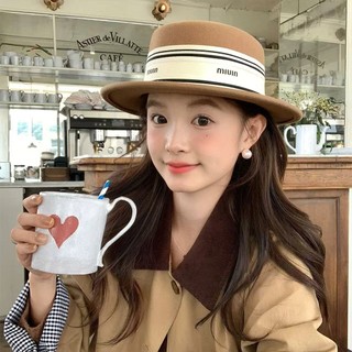 Mũ phong cách Anh có băng trang trí bảng chữ cái, phù hợp cho mùa thu đông