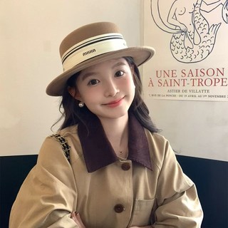Mũ phong cách Anh có băng trang trí bảng chữ cái, phù hợp cho mùa thu đông