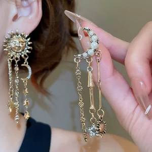 Bông tai bạc kim thiết kế mặt trăng và ngôi sao, tua rua ngọc trai, phù hợp style cá tính nữ cao cấp.