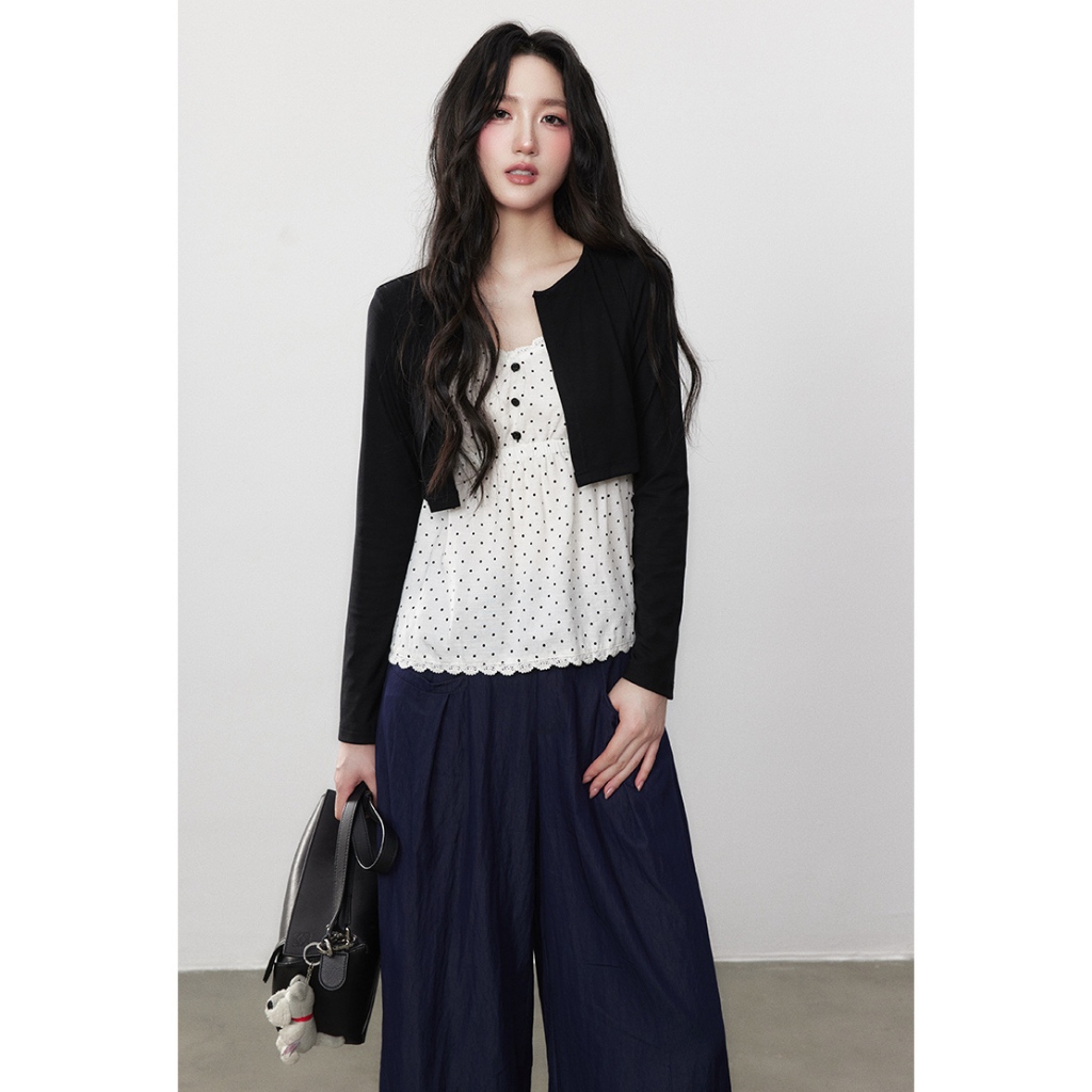 【Hàng giao ngay】Áo sơ mi phiên bản Hàn Quốc, cổ chữ V, slim-fit, màu trắng chấm bi dài tay phù hợp mùa thu