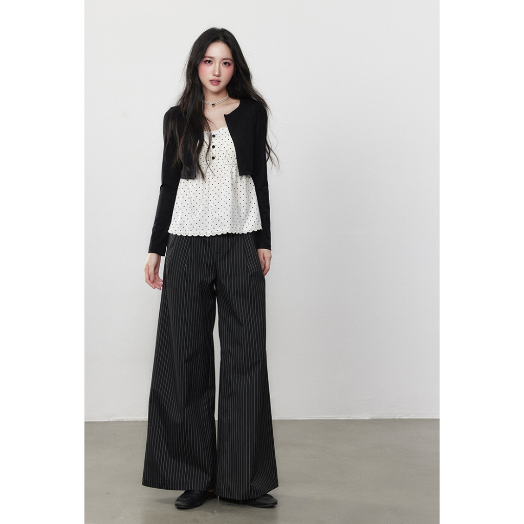 【Hàng giao ngay】Áo sơ mi phiên bản Hàn Quốc, cổ chữ V, slim-fit, màu trắng chấm bi dài tay phù hợp mùa thu