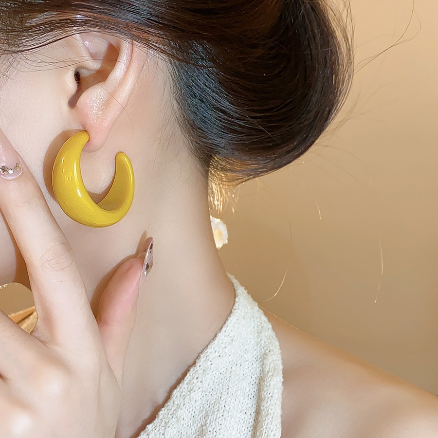 Bông tai đinh tán hình chữ C dát nhựa bạc, phong cách Hồng Kông cổ điển, thanh lịch và thời trang