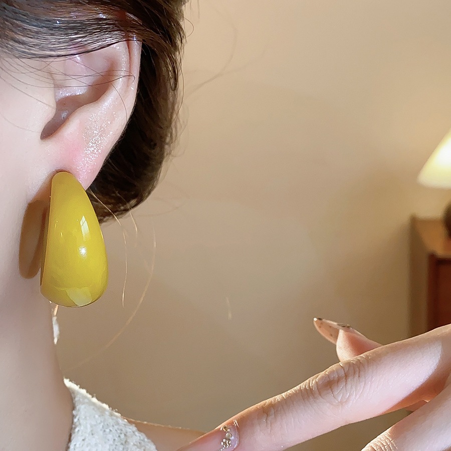Bông tai đinh tán hình chữ C dát nhựa bạc, phong cách Hồng Kông cổ điển, thanh lịch và thời trang
