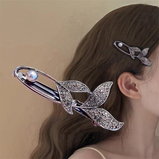 Kẹp mỏ vịt retro thanh lịch với nơ đen và chi tiết ngọc trai trên nền kim loại
