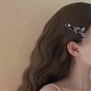 Kẹp mỏ vịt retro thanh lịch với nơ đen và chi tiết ngọc trai trên nền kim loại