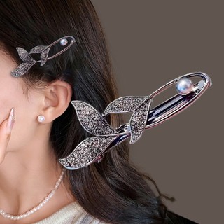 Kẹp mỏ vịt retro thanh lịch với nơ đen và chi tiết ngọc trai trên nền kim loại