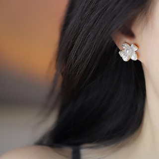Bông tai ngọc trai hoa trắng tinh tế cổ điển, chất lượng cao cấp, nhẹ nhàng sang trọng