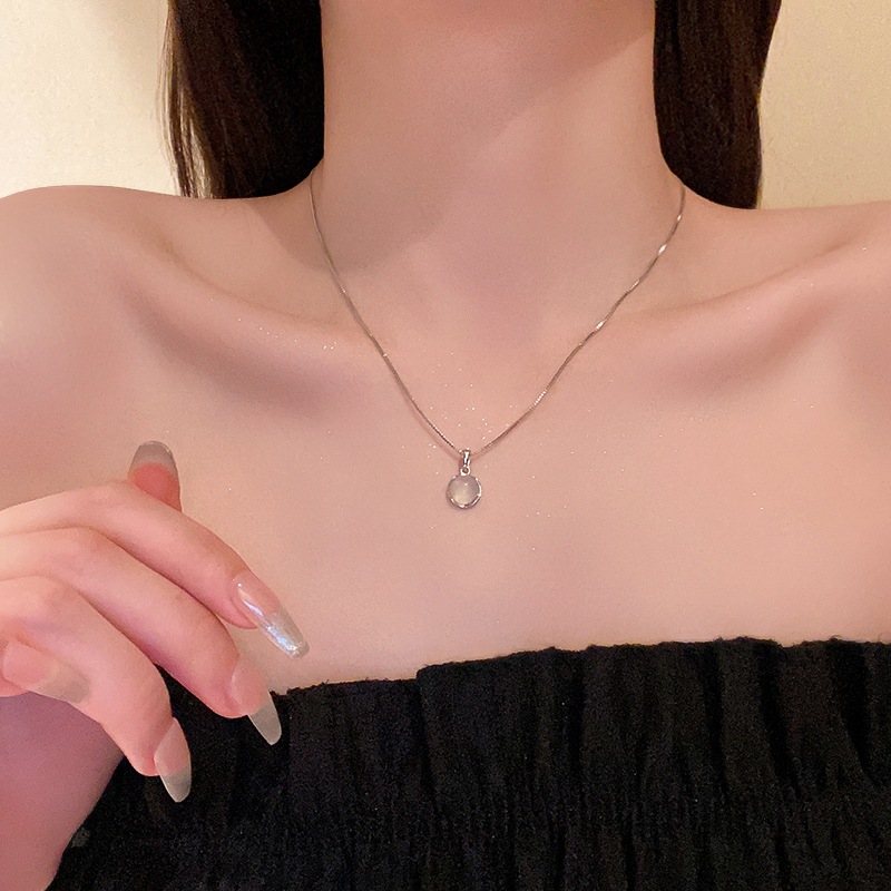 Vòng cổ nhựa tròn - Phụ kiện thời trang sang trọng, phù hợp cho nữ