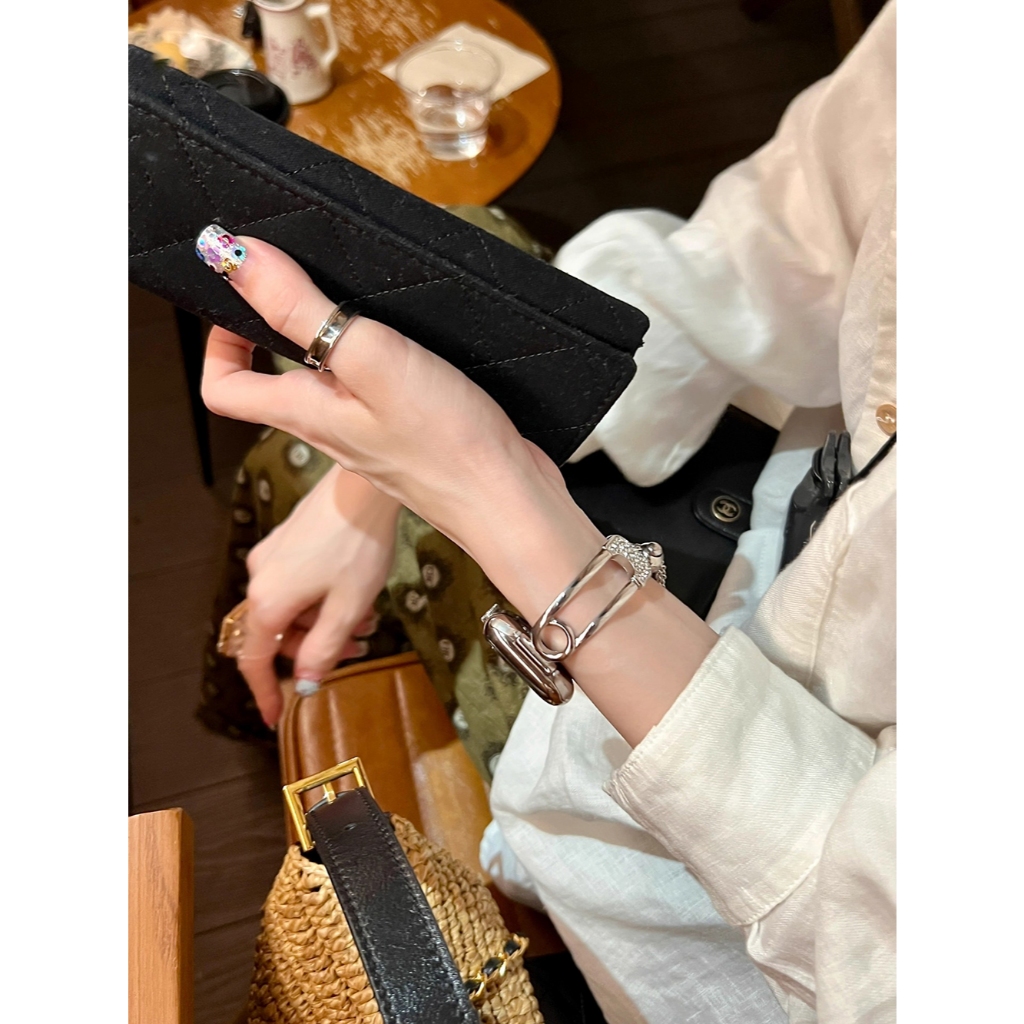 Vòng tay kẹp giấy nữ Dây đeo thiết kế kim loại Thích hợp cho Apple Watch S11 SE3 Ultra3 S10 S9 S8 SE S7 S6 Ultra 49mm 46mm 42mm 40mm 44mm 41mm 45mm Dây đeo cổ tay