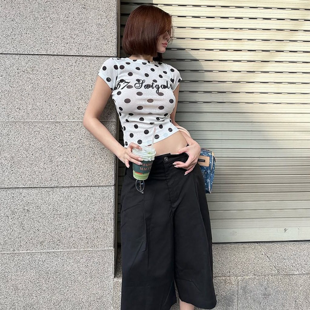 Mẫu áo sơ mi nữ họa tiết chấm bi nhỏ, thiết kế tay ngắn, trendy mùa hè