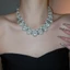 Vòng cổ choker nữ với ngọc trai và kim cương giả màu bạc, phù hợp làm trang sức tiệc cưới theo style vintage glam