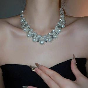 Vòng cổ choker nữ với ngọc trai và kim cương giả màu bạc, phù hợp làm trang sức tiệc cưới theo style vintage glam