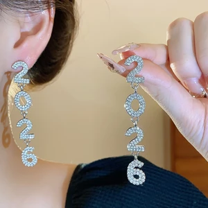 Trang sức bông tai màu bạc cho nữ với 2026 viên kim cương giả, phù hợp để sử dụng trong các dịp đặc biệt
