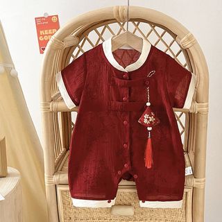 Áo liền quần màu đỏ truyền thống Trung Quốc cho bé - Bộ áo liền quần sườn xám mềm mượt có tua rua & Túi may mắn (0-24M)