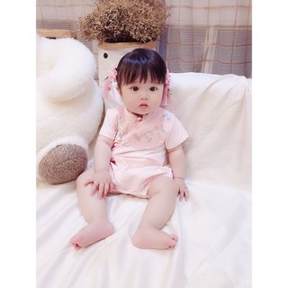 Áo liền quần Qipao Trung Quốc màu hồng cho bé gái sơ sinh - Onesie thêu hoa mềm mại mượt có nút ếch (0-24M)