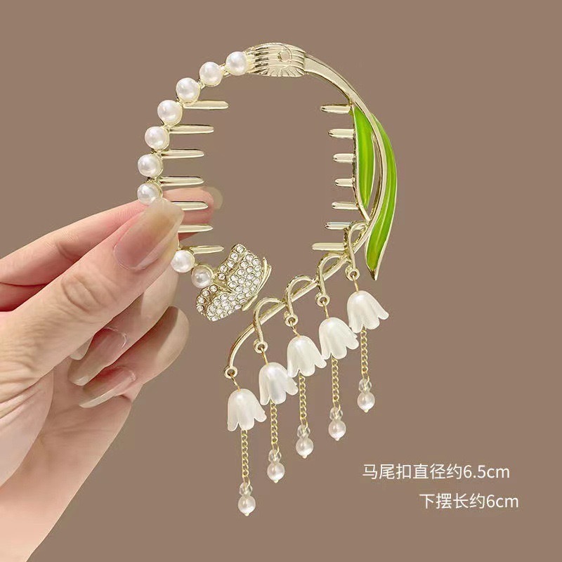 Kẹp tóc ngọc trai với tua rua, phù hợp cho bun và nhiều kiểu tóc khác