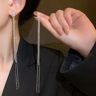 Bông tai ánh sáng sang trọng với tua rua siêu dài, thiết kế tinh tế và đá kim cương giả, phong cách mới lạ.
