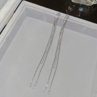 Bông tai ánh sáng sang trọng với tua rua siêu dài, thiết kế tinh tế và đá kim cương giả, phong cách mới lạ.