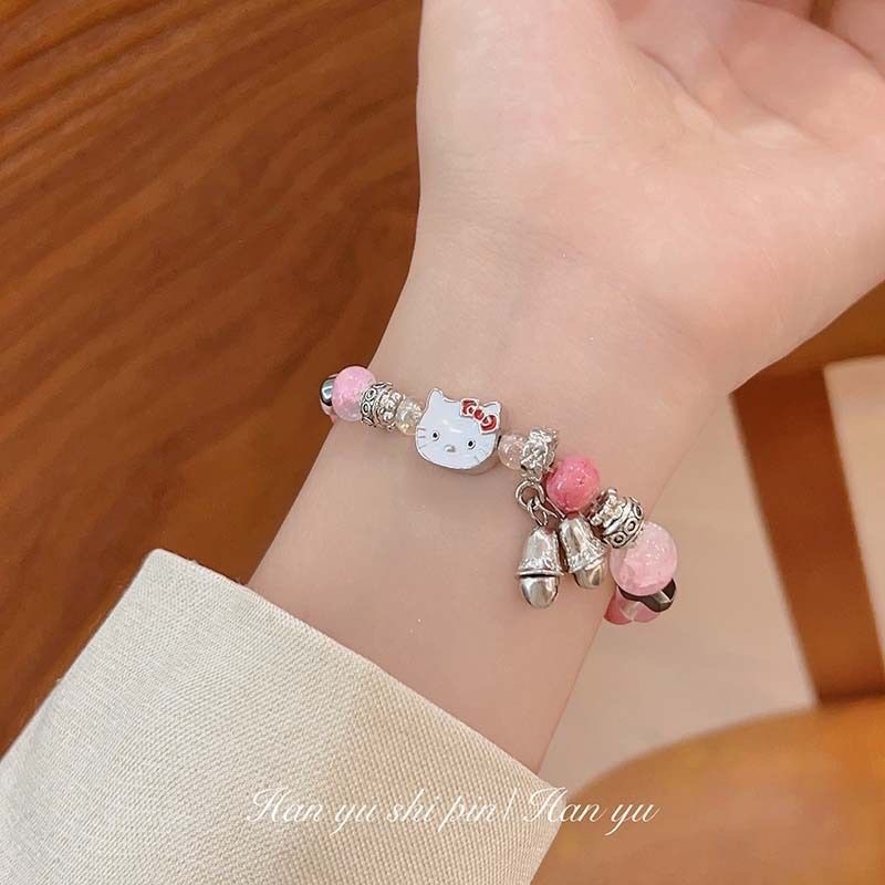 Vòng tay chuông mèo màu hồng đính cườm, xu hướng thời trang dopamine