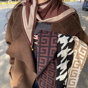Khăn dệt kim họa tiết hình học (chìa khóa Hy Lạp, houndstooth, sọc chữ V), màu nâu đen, phong cách cổ điển đa năng