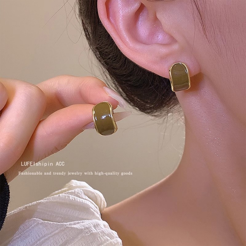 Bông tai màu cà phê cổ điển với thiết kế độc đáo của Pháp từ thương hiệu Niche
