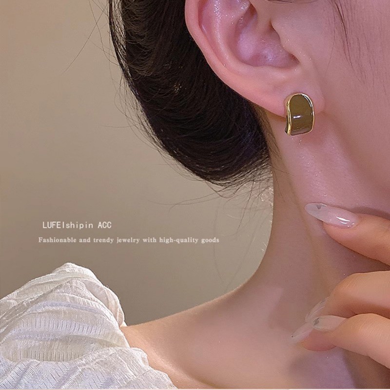 Bông tai màu cà phê cổ điển với thiết kế độc đáo của Pháp từ thương hiệu Niche