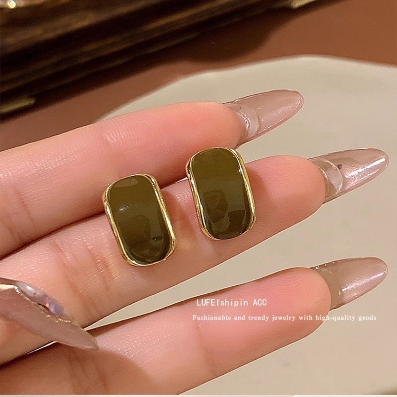 Bông tai màu cà phê cổ điển với thiết kế độc đáo của Pháp từ thương hiệu Niche