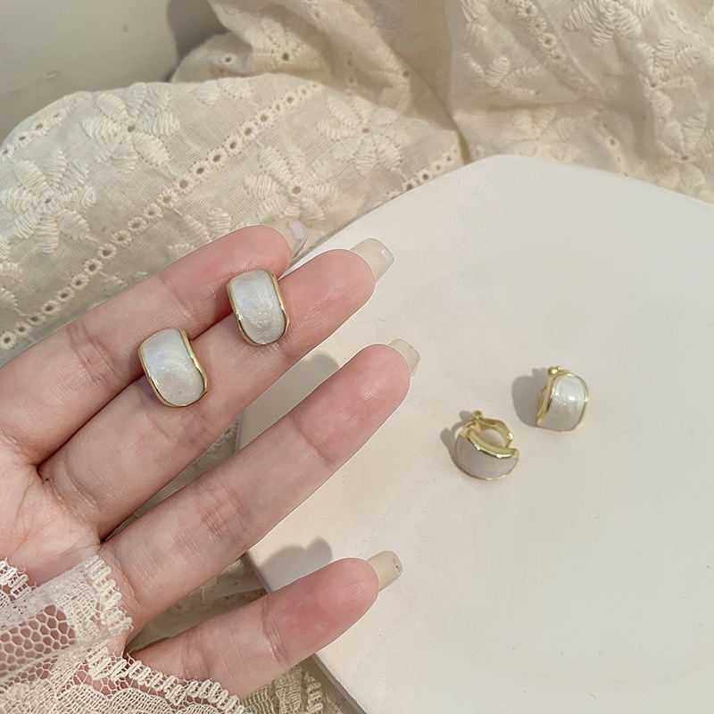 Bông tai màu cà phê cổ điển với thiết kế độc đáo của Pháp từ thương hiệu Niche