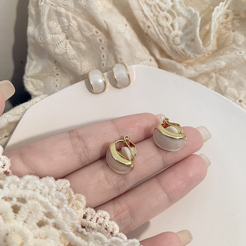 Bông tai màu cà phê cổ điển với thiết kế độc đáo của Pháp từ thương hiệu Niche