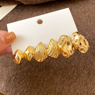 Bộ 6 chiếc bông tai trendy với màu vàng bạc không đều và họa tiết sóng tuyên bố, phù hợp thời trang hàng ngày