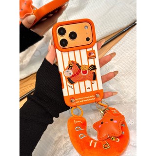 Hoạt Hình Dễ Thương Màu Cam Thêu Làm Giàu Ngựa Da Mềm Wrsit Dây Đeo Ốp Lưng Điện Thoại iPhone 17Promax 16Promax 12 13 14 15 Pro Max Chống Sốc Nữ Điện Thoại Di Động