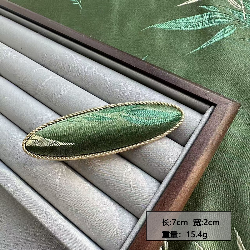 Kẹp tóc mỏ vịt handmade thêu lá tre, phong cách retro và phù hợp cho mùa xuân