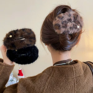 Kẹp vuốt tóc lông xù da báo và đen: Phụ kiện tóc sành điệu cho mùa đông