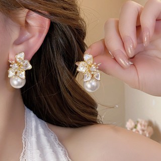 Bông tai đá giả kim cương và ngọc trai, thiết kế hoa sang trọng, phù hợp xu hướng thời trang