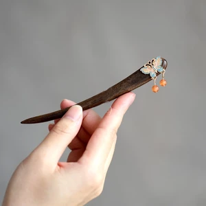 Kẹp tóc cuộn hình bướm lớn với tua rua từ gỗ đàn hương, thiết kế phong cách Trung Hoa mới mẻ.