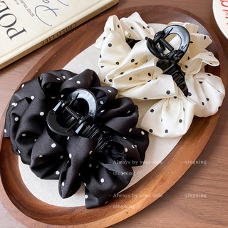Kẹp tóc vải acrylic chấm bi, thiết kế đơn giản thời trang, phù hợp cho người yêu thích sự sang trọng và thanh lịch.