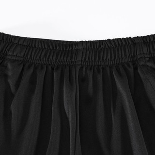 Quần Short Li Ning đa năng cho thể thao như cầu lông, bóng bàn và chạy bộ với công nghệ khô nhanh.