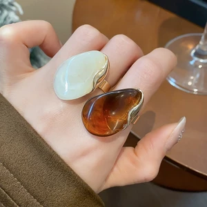 Nhẫn nhựa màu sữa trắng và vàng hổ phách, thiết kế độc đáo, phù hợp làm trang sức hàng ngày cho nữ