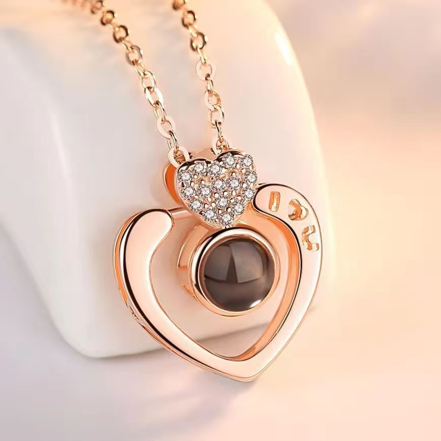 Vòng cổ và vòng tay khắc tên với hình ảnh ký ức, phù hợp làm quà tặng cho cặp đôi