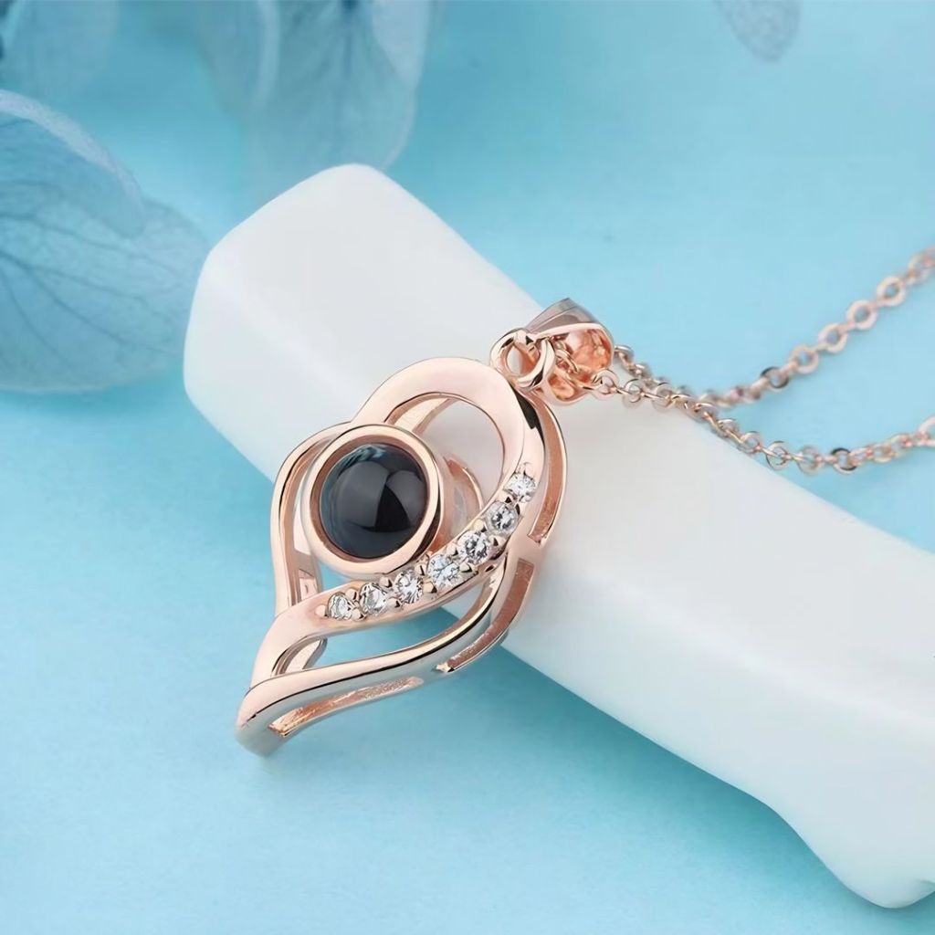 Vòng cổ và vòng tay khắc tên với hình ảnh ký ức, phù hợp làm quà tặng cho cặp đôi