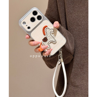 Giống như 17Pro Ống Kính Đan Ngựa Mạ Họa Tiết Lụa Da Wrsit Dây Đeo Ốp Điện Thoại Cho iPhone 17Promax 14 15 16 Pro Max 13 Vỏ Di Động Nữ Chống Sốc