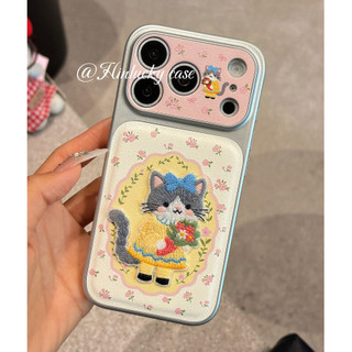 Hàn Quốc Hoạt Hình Dễ Thương Thêu Mèo Hồng Hoa Da Wrsit Dây Đeo Ốp Lưng Điện Thoại Cho iPhone 17Promax 17Pro 14 15 16 Pro Max 13 Chống Sốc Bảo Vệ Toàn Diện Vỏ Di Động