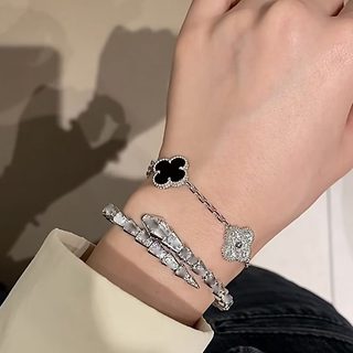 Vòng tay nữ Clover Onyx phong cách mới, sang trọng với thiết kế tinh tế - Quà tặng hoàn hảo cho bạn gái