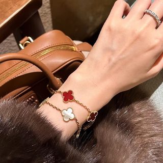 Vòng tay nữ Clover Onyx phong cách mới, sang trọng với thiết kế tinh tế - Quà tặng hoàn hảo cho bạn gái